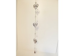 M5815746 Metal hanging Cupid in hearts silver. Length : 95 cm. Per 4 stuks verpakt. Prijs is per 4 stuks.