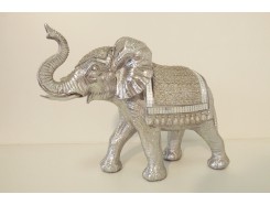 P1035697 Poly. Olifant zilver met dekkleden. LxH : 36x26 cm.