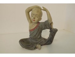 P1035372 Poly. Yoga. Gekleurde kindmonnik met magnesium afwerking in yoga-positie. LxH : 20x20 cm.