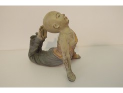 P1035373 Poly. Yoga. Gekleurde kindmonnik Yoga "downward dog" magnesium afwerking. LxH : 17x17 cm.