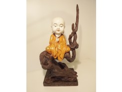 P1035239 Poly. Monnik met gekleurde jas mediterend in boom. Hoogte 35 cm.