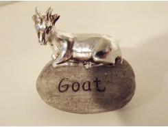 ST1036019 Stone Zodiac Goat. 6 x 6 cm. Per 4 stuks verpakt. Prijs is per 4 stuks.