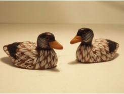 223-188A Steen. 2 gekleurde stenen eendjes lengte 6,5 cm. Per paar.