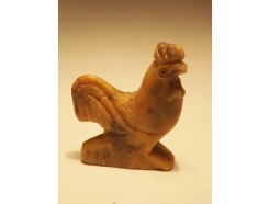 207-8 Steen. Speksteen haan hoogte 4 cm. Per 12 stuks verpakt. Prijs is per 12 stuks.