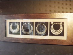 T9418247 tableau 4 colliers in bruine lijst. 160 x 60 cm.