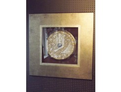 T9419515 tableau rond zilveren schild in goud-bruine lijst. 90 x 90 cm.