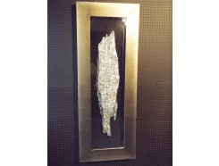 T9415027A tableau zilveren boomstronk in geel-groene lijst. 180 x 60 cm.