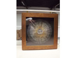 T24182 tableau golden sun metal spikes. Brown frame 90 x 90 cm.