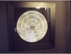 T9418925A tableau zilveren cirkel abstract in zwarte lijst. 90 x 90 cm.