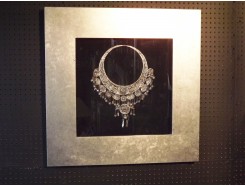 T9413916-S tableau collier in zilveren lijst. 80 x 80 cm.