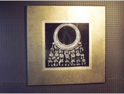 T9417746 tableau collier in bruine lijst. 90 x 90 cm.