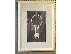 T4227 tableau zilveren collier in bewerkte zilveren lijst. 44 x 62 cm.