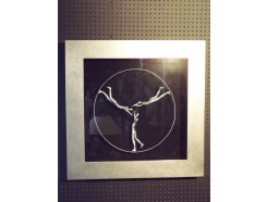 T23156 tableau drie dansers in cirkel in zilveren lijst 80 x 80 cm.