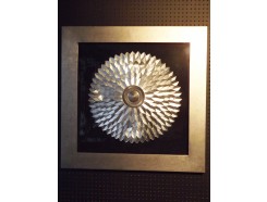 T24023 tableau "dahlia" in zilveren lijst 90 x 90 cm.