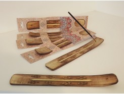 H8350013 Hout. Incense burner ski 25 cm. Per stuk verpakt.