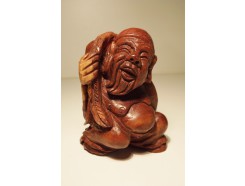H2010020 Hout. Handgesneden wortelhouten lucky "traveller" boeddha vol symboliek. HxBxD : 8x6,5x5,5 cm.