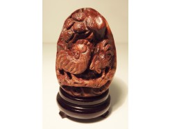 H2010023 Hout. Handgesneden wortelhouten ei met snijwerk van dieren (assorti) inclusief houten eiervoetje. Hoogte +/- 7,5 cm., diameter +/- 5 cm.