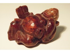 H2010026 Hout. Handgesneden wortelhouten liggende lucky boeddha. LxHxD : 7x4x4 cm.
